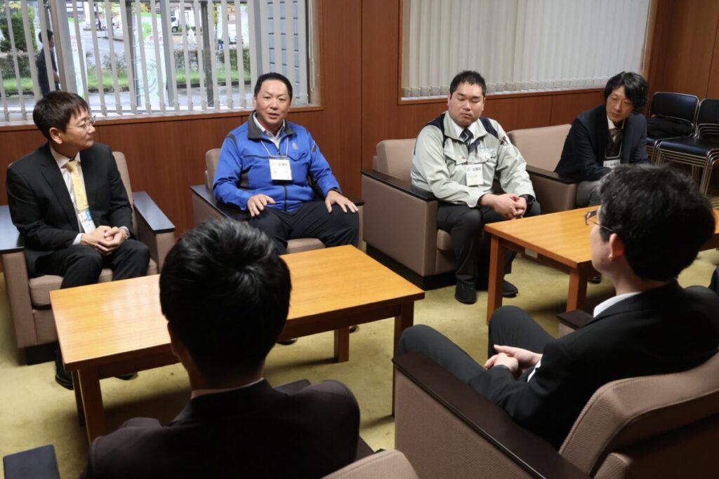 滝沢市長と面談するANFの出展企業