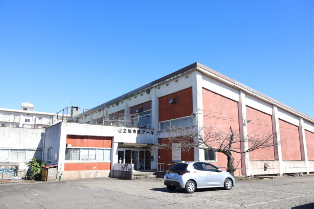 築53年8カ月が経過した三条市民プール