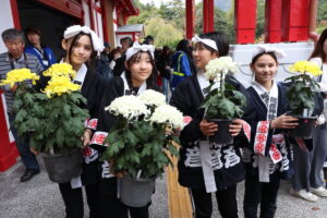弥彦駅開業110周年　奉納菊の列車輸送を再現　「弥彦Shu＊Kura」が初到着