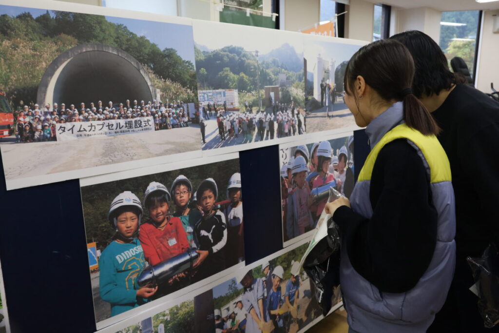 会場に展示した12年前の埋設式の写真を懐かしむ