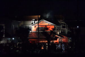 三条市大野畑で建物火災
