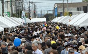 青空なくても買い物日和　燕青空即売会、格安品求め朝から大混雑