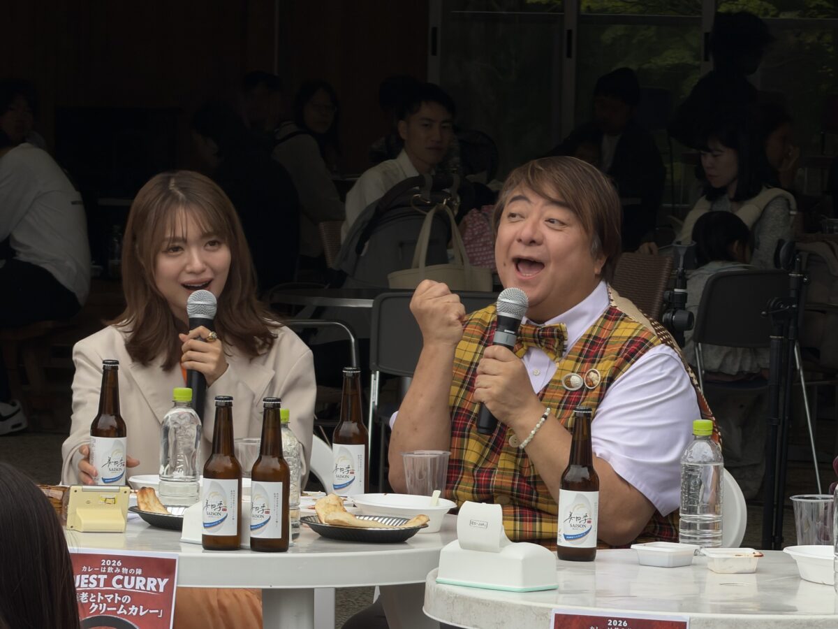 「香りラッシュや！」彦摩呂さんも盛り上げる　弥彦で約10種類のカレー食べ比べ