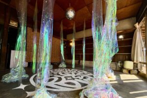 信濃川のきらめきを町屋のディスコに ABEYUKA.さんが小須戸で滞在制作