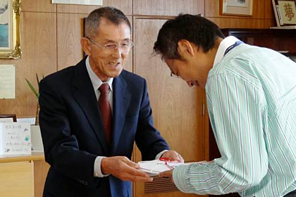 公職をすべて退いたのを機に三条市の教育行政に役立ててほしいと200万円を寄付(2012.9.30)