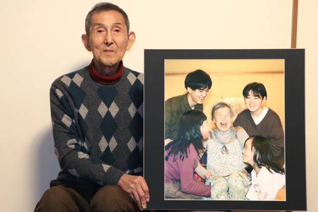 妻トアさんが写る芸展入選作「幸せなとき」(2021年1月20日)