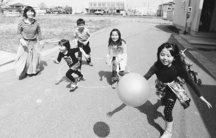 2013年の三条市展で渡辺義雄賞を受けた「外で遊ぶ子どもたちⅡ」